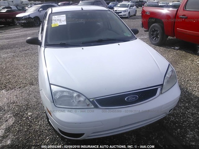 1FAFP34N67W221001 - 2007 FORD FOCUS ZX4/S/SE/SES WHITE photo 6