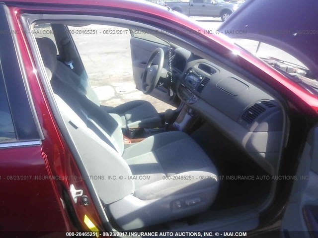 4T1BE30K05U417823 - 2005 TOYOTA CAMRY LE/XLE/SE მუქწითელი ფოტო 5