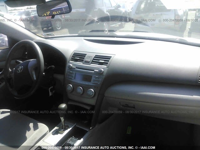 4T4BF3EK5BR147107 - 2011 TOYOTA CAMRY SE/LE/XLE თეთრი ფოტო 5