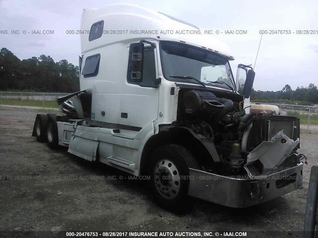 4V4NC9GH17N452098 - 2007 VOLVO VN L WHITE photo 1