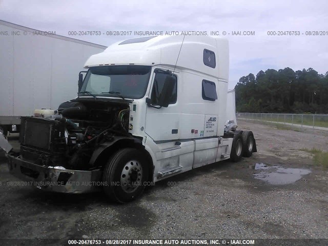 4V4NC9GH17N452098 - 2007 VOLVO VN L WHITE photo 2