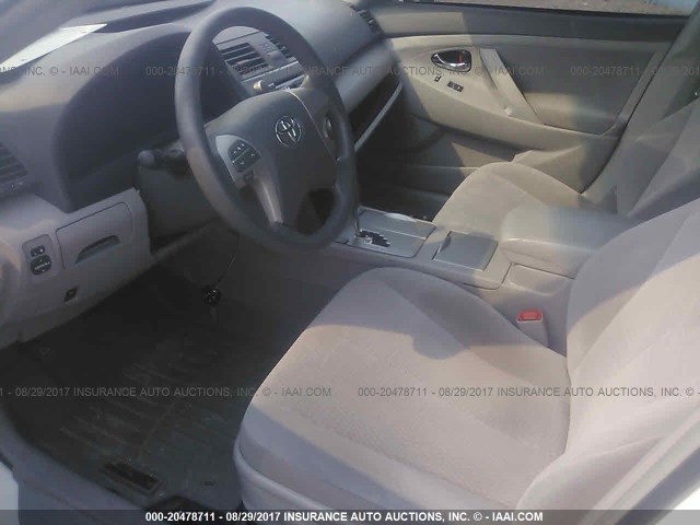 4T1BF3EK7BU743944 - 2011 TOYOTA CAMRY SE/LE/XLE WHITE photo 5