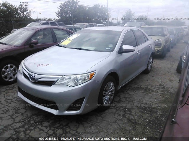 4T1BF1FK4CU090249 - 2012 TOYOTA CAMRY SE/LE/XLE SILVER photo 2