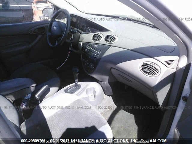 1FAFP34Z54W171366 - 2004 FORD FOCUS SE COMFORT/SE SPORT WHITE photo 5