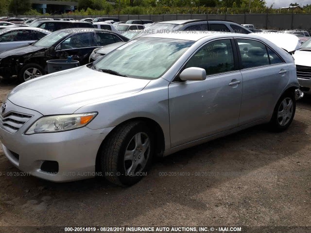 4T4BF3EK7AR068200 - 2010 TOYOTA CAMRY SE/LE/XLE Серебристый фото 2