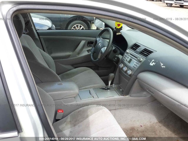 4T4BF3EK7AR068200 - 2010 TOYOTA CAMRY SE/LE/XLE Серебристый фото 5