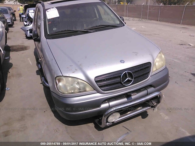 4JGAB54E8XA140606 - 1999 MERCEDES-BENZ ML 320 SILVER photo 1