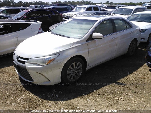 4T1BF1FK9FU894311 - 2015 TOYOTA CAMRY LE/XLE/SE/XSE WHITE photo 2