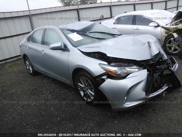 4T1BF1FK7HU412339 - 2017 TOYOTA CAMRY LE/XLE/SE/XSE SILVER photo 1