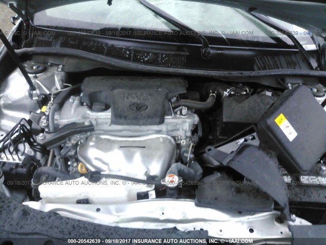 4T1BF1FK7HU412339 - 2017 TOYOTA CAMRY LE/XLE/SE/XSE Silber Foto 10