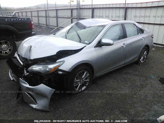 4T1BF1FK7HU412339 - 2017 TOYOTA CAMRY LE/XLE/SE/XSE SILVER photo 2