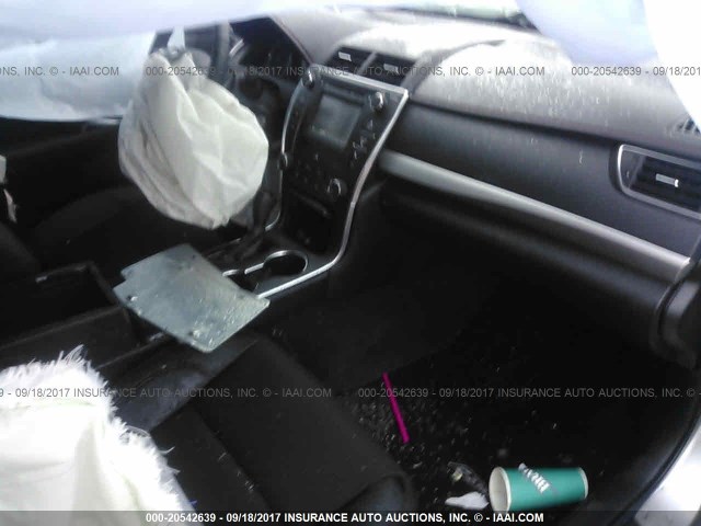 4T1BF1FK7HU412339 - 2017 TOYOTA CAMRY LE/XLE/SE/XSE Silber Foto 5