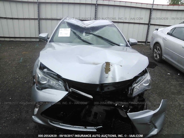 4T1BF1FK7HU412339 - 2017 TOYOTA CAMRY LE/XLE/SE/XSE Silber Foto 6