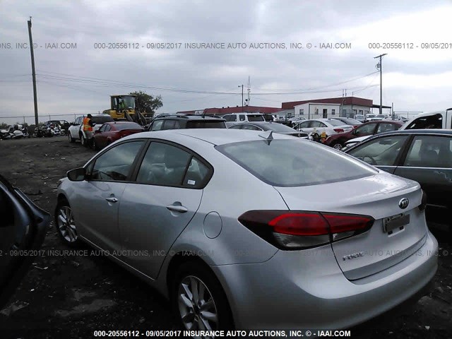 3KPFL4A74HE127275 - 2017 KIA FORTE LX/S SILVER photo 3