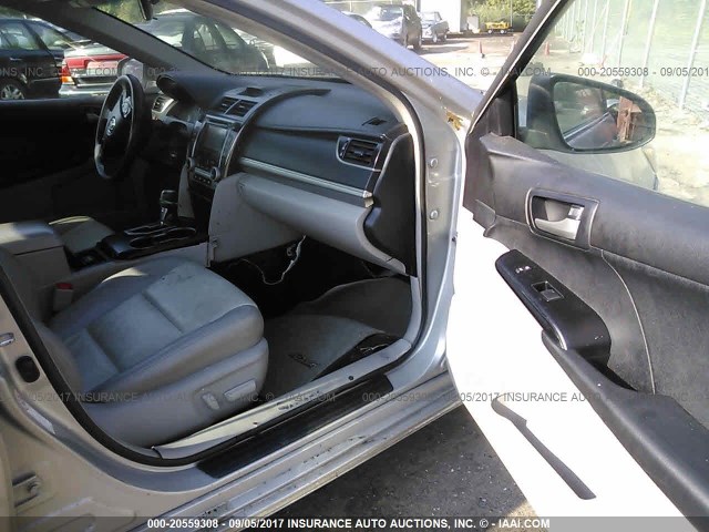 4T4BF1FK0CR205807 - 2012 TOYOTA CAMRY SE/LE/XLE 银色 照片 5