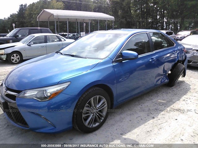 4T1BF1FK6HU650926 - 2017 TOYOTA CAMRY LE/XLE/SE/XSE Blau Foto 2