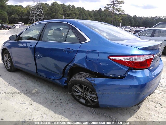 4T1BF1FK6HU650926 - 2017 TOYOTA CAMRY LE/XLE/SE/XSE BLUE photo 3