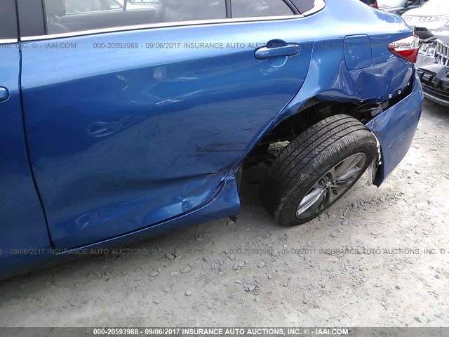 4T1BF1FK6HU650926 - 2017 TOYOTA CAMRY LE/XLE/SE/XSE Blau Foto 6