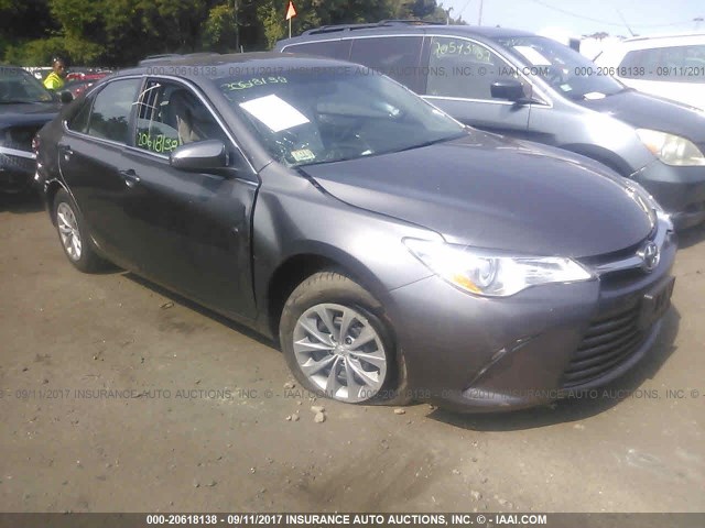 4T4BF1FK9FR515796 - 2015 TOYOTA CAMRY LE/XLE/SE/XSE ნაცრისფერი ფოტო 1