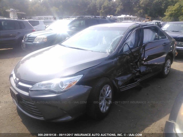 4T4BF1FK9FR515796 - 2015 TOYOTA CAMRY LE/XLE/SE/XSE GRAY photo 2