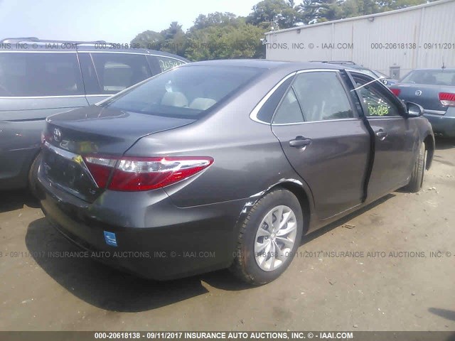 4T4BF1FK9FR515796 - 2015 TOYOTA CAMRY LE/XLE/SE/XSE GRAY photo 4