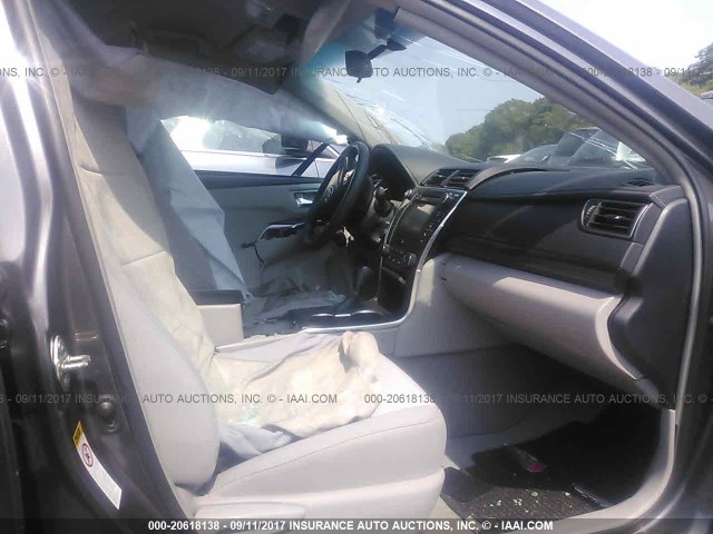 4T4BF1FK9FR515796 - 2015 TOYOTA CAMRY LE/XLE/SE/XSE ნაცრისფერი ფოტო 5