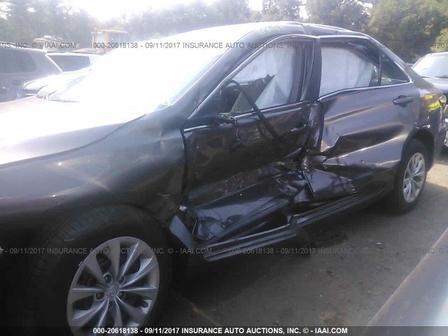 4T4BF1FK9FR515796 - 2015 TOYOTA CAMRY LE/XLE/SE/XSE ნაცრისფერი ფოტო 6