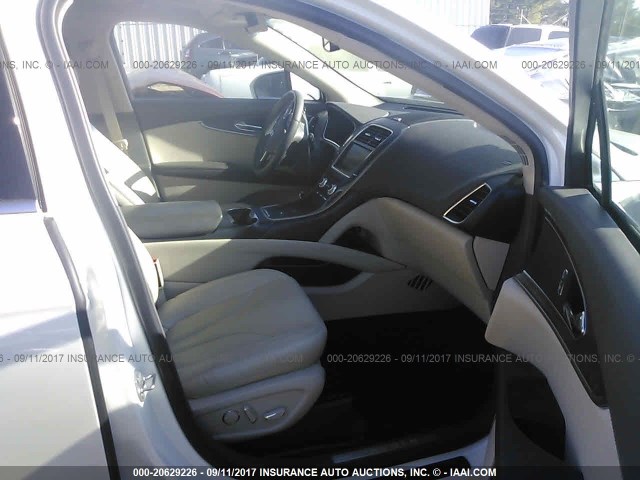 2LMTJ6LR3GBL39707 - 2016 LINCOLN MKX RESERVE WHITE photo 5