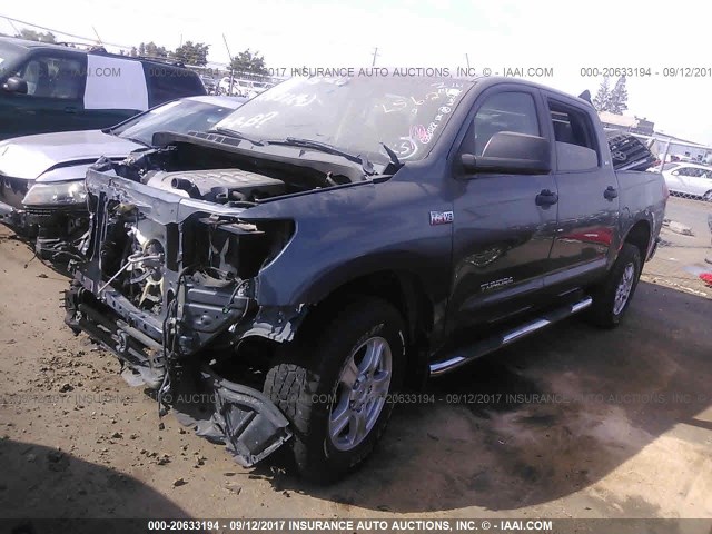 5TFEV54137X032028 - 2007 TOYOTA TUNDRA CREWMAX SR5 GRAY photo 2