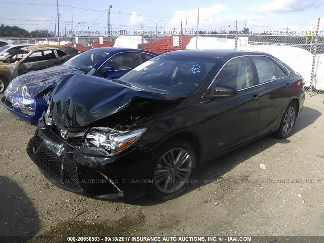 4T1BF1FK2HU314576 - 2017 TOYOTA CAMRY LE/XLE/SE/XSE შავი ფოტო 2