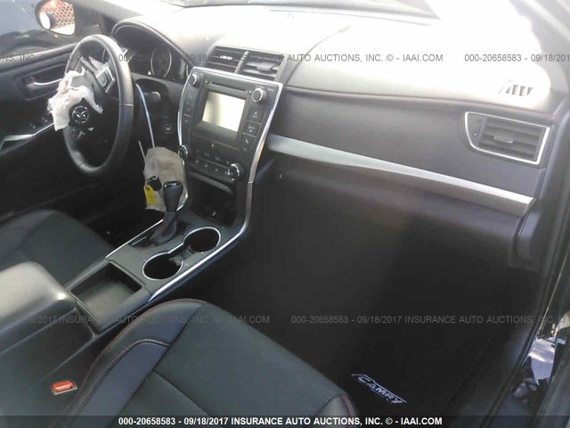 4T1BF1FK2HU314576 - 2017 TOYOTA CAMRY LE/XLE/SE/XSE შავი ფოტო 5