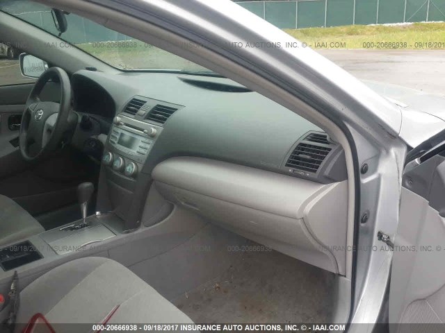 4T1BK46K57U034985 - 2007 TOYOTA CAMRY NEW GENERAT LE/XLE/SE SILVER photo 5