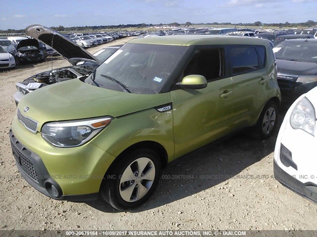 KNDJN2A22F7765874 - 2015 KIA SOUL GREEN photo 2