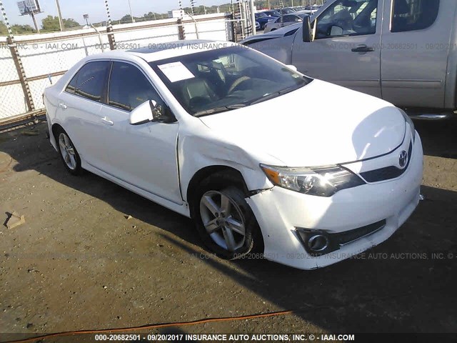 4T1BF1FK8DU711686 - 2013 TOYOTA CAMRY L/SE/LE/XLE 白色 照片 1