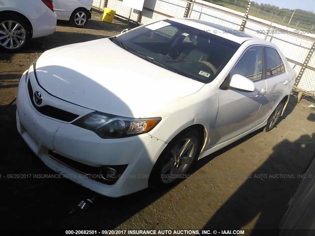 4T1BF1FK8DU711686 - 2013 TOYOTA CAMRY L/SE/LE/XLE 白色 照片 2