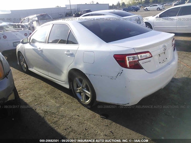 4T1BF1FK8DU711686 - 2013 TOYOTA CAMRY L/SE/LE/XLE 白色 照片 3