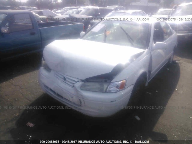 4T1BG22K8VU031202 - 1997 TOYOTA CAMRY CE/LE/XLE WHITE photo 2