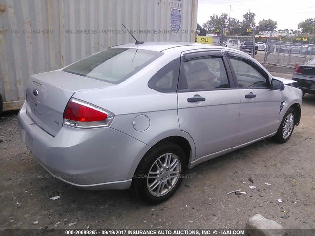 1FAHP35N08W166702 - 2008 FORD FOCUS SE/SEL/SES SILVER photo 4