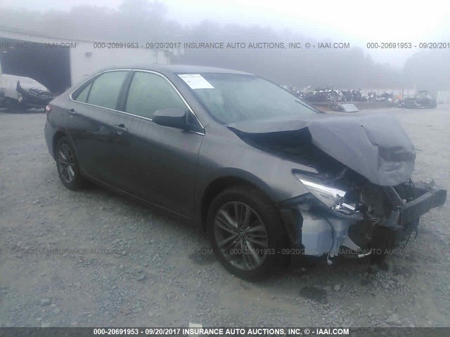 4T1BF1FKXFU029718 - 2015 TOYOTA CAMRY LE/XLE/SE/XSE ნაცრისფერი ფოტო 1