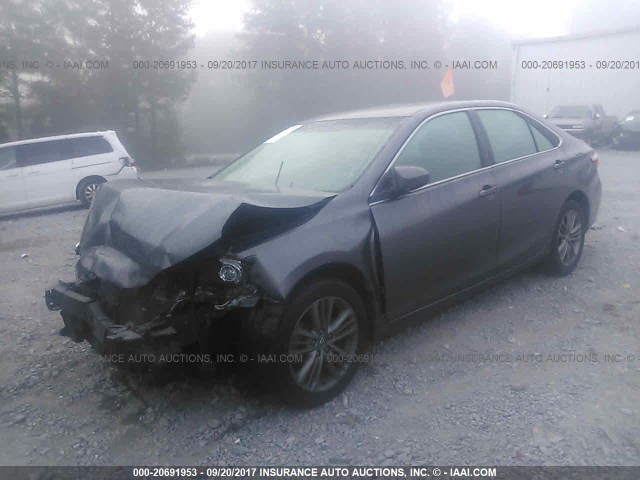 4T1BF1FKXFU029718 - 2015 TOYOTA CAMRY LE/XLE/SE/XSE ნაცრისფერი ფოტო 2