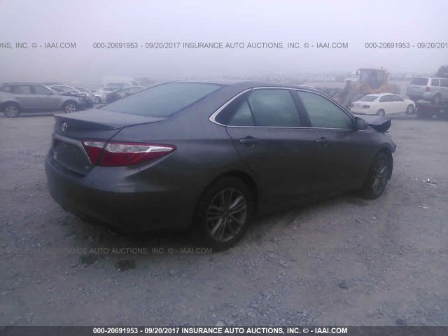 4T1BF1FKXFU029718 - 2015 TOYOTA CAMRY LE/XLE/SE/XSE GRAY photo 4