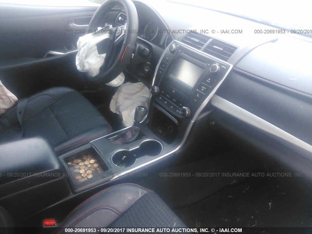 4T1BF1FKXFU029718 - 2015 TOYOTA CAMRY LE/XLE/SE/XSE ნაცრისფერი ფოტო 5