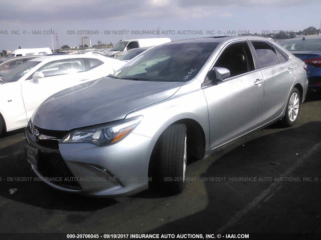 4T1BF1FK9GU123719 - 2016 TOYOTA CAMRY LE/XLE/SE/XSE SILVER photo 2