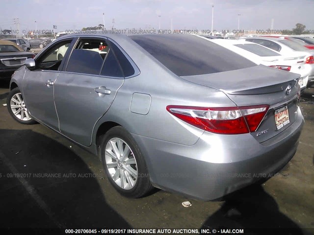 4T1BF1FK9GU123719 - 2016 TOYOTA CAMRY LE/XLE/SE/XSE SILVER photo 3