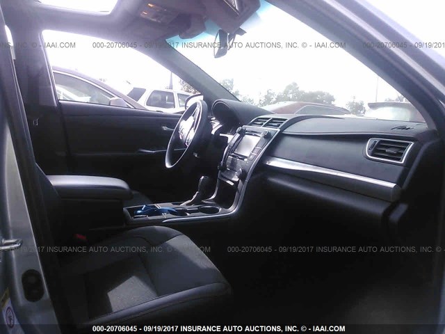 4T1BF1FK9GU123719 - 2016 TOYOTA CAMRY LE/XLE/SE/XSE Argent photo 5
