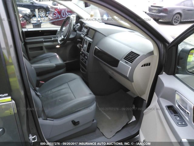 2A4RR5DX8AR207237 - 2010 CHRYSLER TOWN & COUNTRY TOURING GRAY photo 5