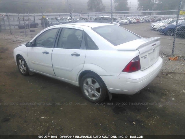 1FAFP34N17W216918 - 2007 FORD FOCUS ZX4/S/SE/SES WHITE photo 3