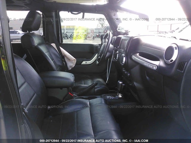 1C4HJWEG0CL185369 - 2012 JEEP WRANGLER UNLIMITE SAHARA BLACK photo 5