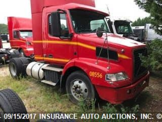 4V4M19EH28N478327 - 2008 VOLVO VNM M RED photo 1