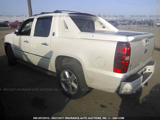 3GNTKGE79DG241702 - 2013 CHEVROLET AVALANCHE LTZ WHITE photo 3